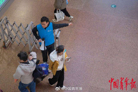 守护春运路的大学生志愿者 守护春运路的大学生志愿者