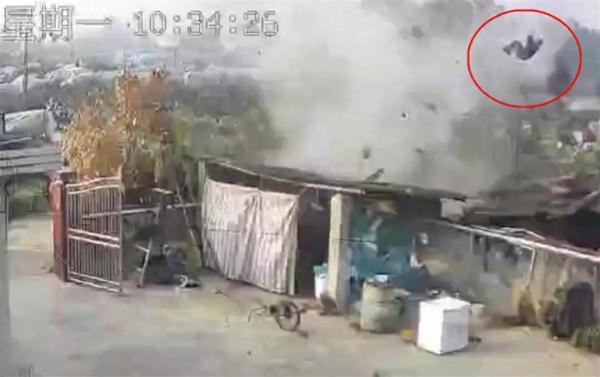 惊险！四川一男子维修沼气被炸飞到半空