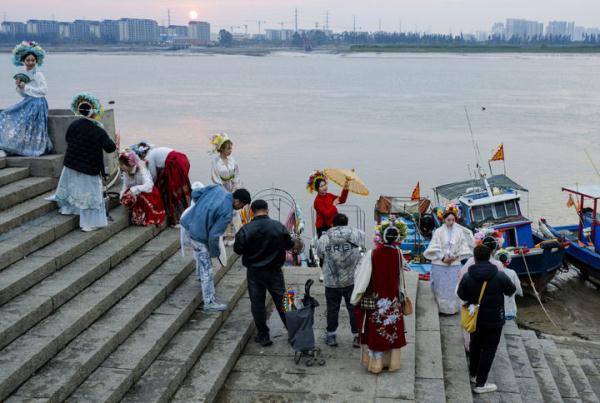 蟳埔小渔村:“簪花围”火爆出圈 蟳埔小渔村:“簪花围”火爆出圈