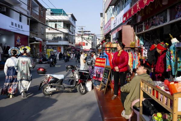 蟳埔小渔村:“簪花围”火爆出圈 蟳埔小渔村:“簪花围”火爆出圈