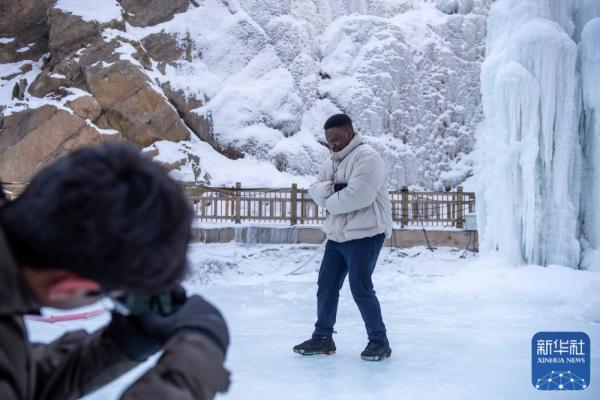 宁夏贺兰山：留学生感受“冰雪中国年”