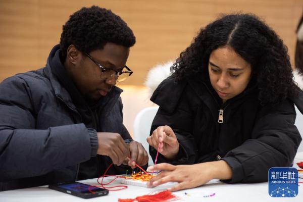 宁夏贺兰山：留学生感受“冰雪中国年”