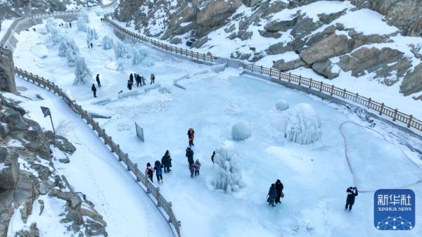 宁夏贺兰山：留学生感受“冰雪中国年”