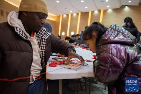 宁夏贺兰山：留学生感受“冰雪中国年”
