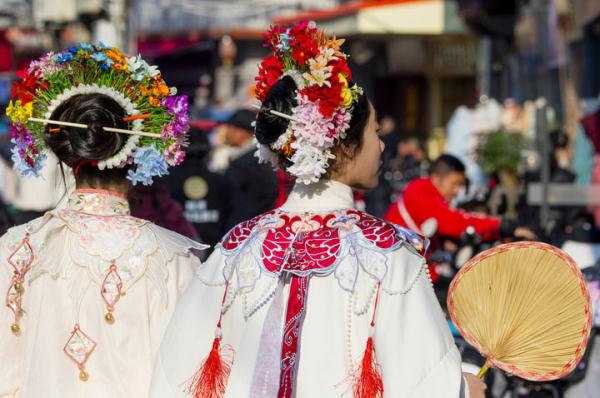 蟳埔小渔村:“簪花围”火爆出圈 蟳埔小渔村:“簪花围”火爆出圈