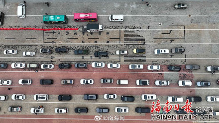 海口新海港春运首日：旅客过海“忙” 带“福”气回家