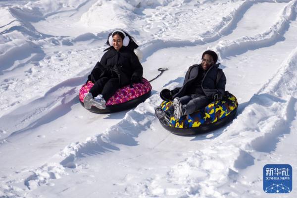 宁夏贺兰山：留学生感受“冰雪中国年”