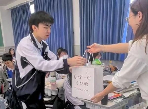 慕了！深圳这两位老师靠“送礼”成功圈粉