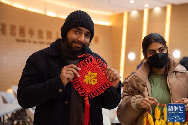 宁夏贺兰山：留学生感受“冰雪中国年”