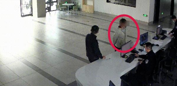 女子跑派出所问：我是不是逃犯？民警一查：呃…是的