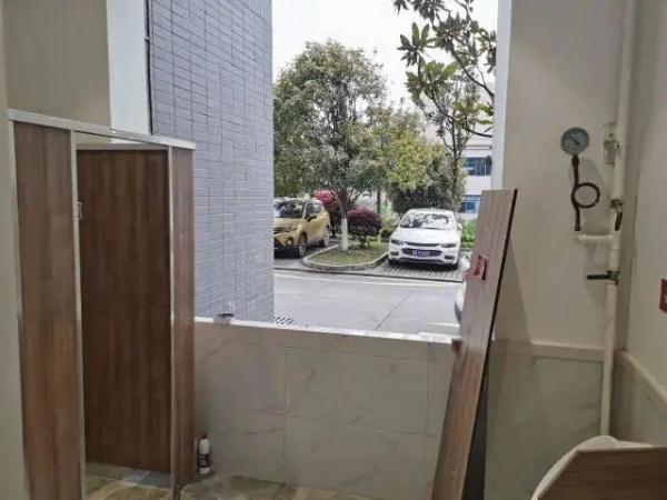 惊险！四川一男子维修沼气被炸飞到半空