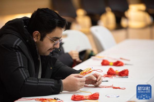 宁夏贺兰山：留学生感受“冰雪中国年”