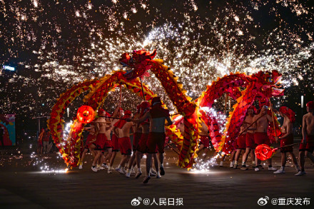 惊艳！重庆铁花雨下舞龙 年味这就来了