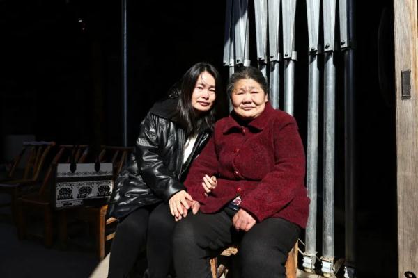 40年后，她和母亲终于拍下第一张合影……