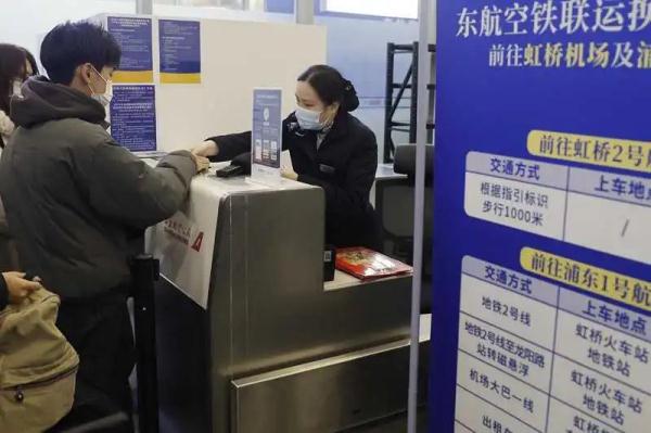 上海“空铁换乘”太方便：虹桥站下来办值机→市区打卡→机场登机！旅客：一身轻松