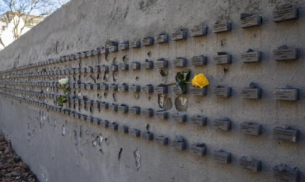 德国法兰克福:老犹太公墓外的“姓名墙” 德国法兰克福:老犹太公墓外的“姓名墙”