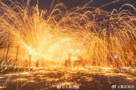 惊艳！重庆铁花雨下舞龙 年味这就来了