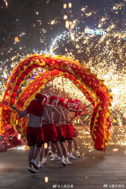 惊艳！重庆铁花雨下舞龙 年味这就来了