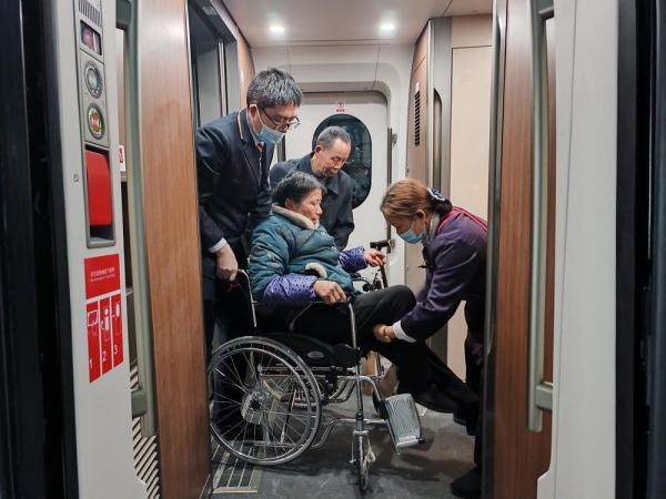 长沙客运段:服务残疾老人在旅途 长沙客运段:服务残疾老人在旅途