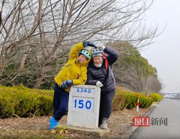 一对母子骑行700公里回老家过年，母亲：不想让他在家打游戏
