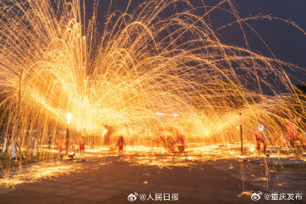 惊艳！重庆铁花雨下舞龙 年味这就来了