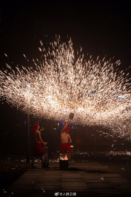 惊艳！“铁花雨”下舞龙年味这就来了