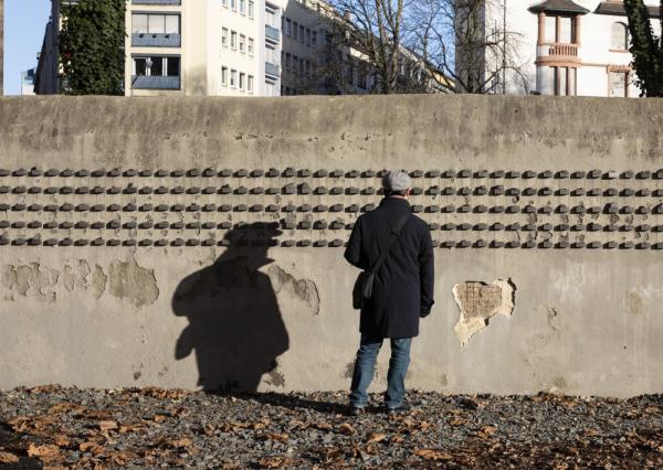 德国法兰克福:老犹太公墓外的“姓名墙” 德国法兰克福:老犹太公墓外的“姓名墙”