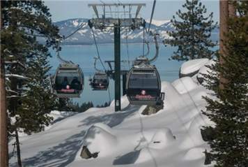 美国滑雪客困在缆车上15小时 熬过一夜才获救 美国滑雪客困在缆车上15小时 熬过一夜才获救