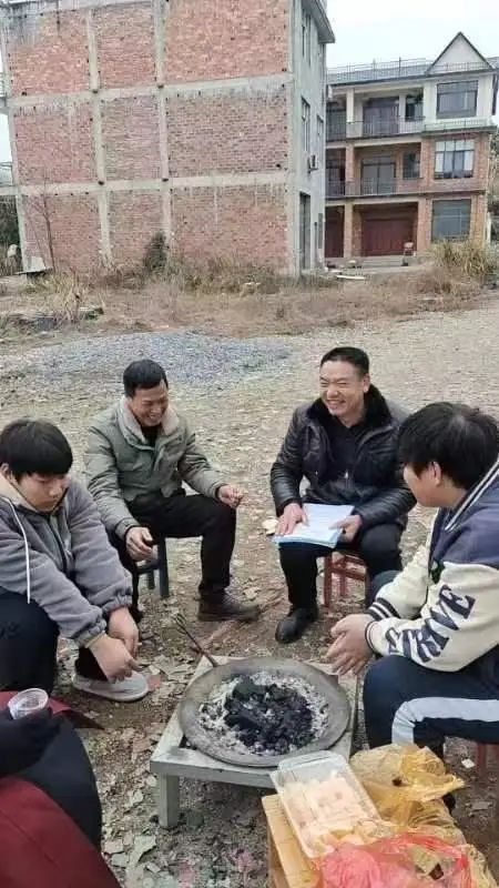 浙江一学校老师组团开车，送85名外地学生回家过年！