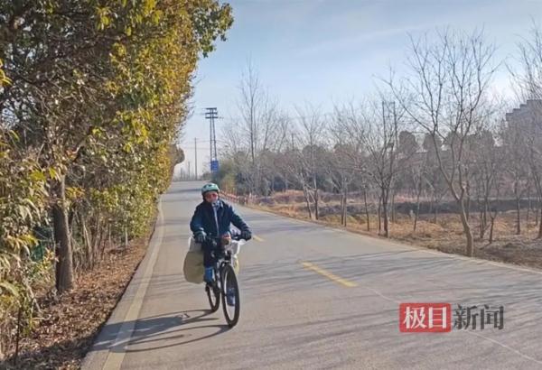 一对母子骑行700公里回老家过年，母亲：不想让他在家打游戏