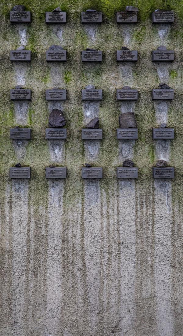 德国法兰克福:老犹太公墓外的“姓名墙” 德国法兰克福:老犹太公墓外的“姓名墙”