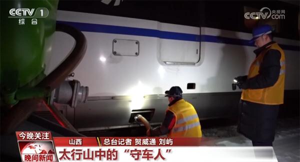 无数一线工作者们默默坚守 温暖和守护着平安回家路