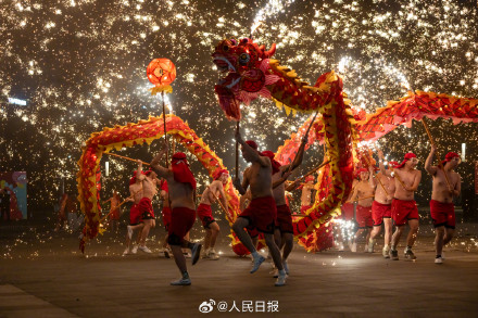 惊艳！“铁花雨”下舞龙年味这就来了