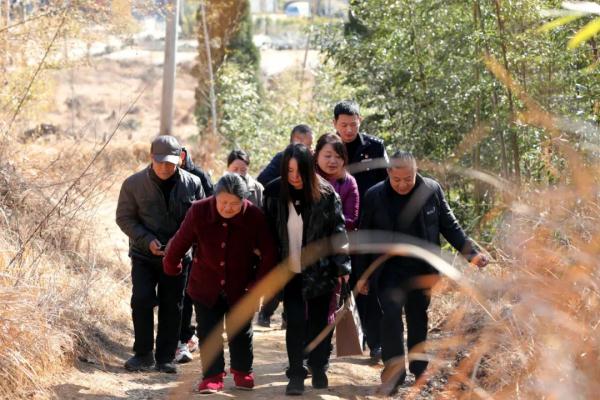 40年后，她和母亲终于拍下第一张合影……