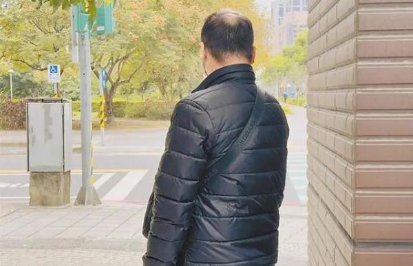 悲痛!11个月男婴哭湿口罩后被闷死！父母崩溃：他一点点失去呼吸