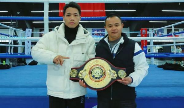 碾压菲律宾选手，云南00后拳手勇夺金腰带！
