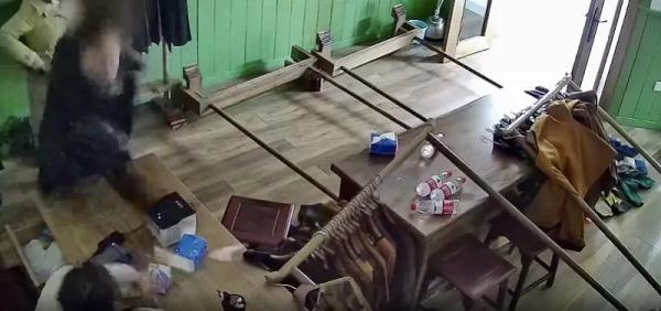 上海一服装商场内，男子暴力砸店威胁关门，刑拘！