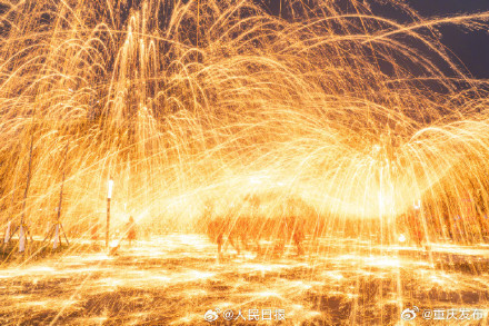 惊艳！重庆铁花雨下舞龙 年味这就来了