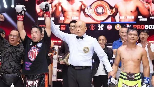 碾压菲律宾选手，云南00后拳手勇夺金腰带！