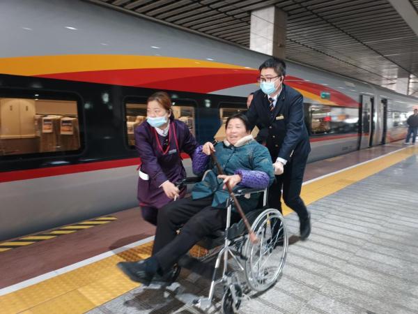 长沙客运段:服务残疾老人在旅途 长沙客运段:服务残疾老人在旅途