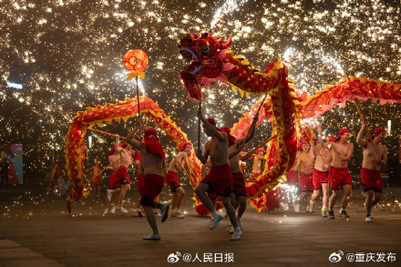 惊艳！重庆铁花雨下舞龙 年味这就来了