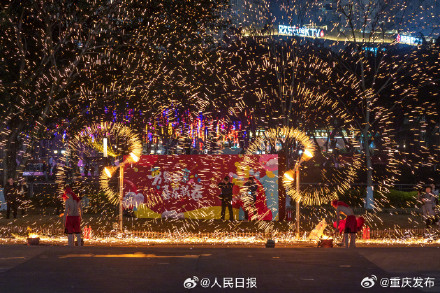 惊艳！重庆铁花雨下舞龙 年味这就来了