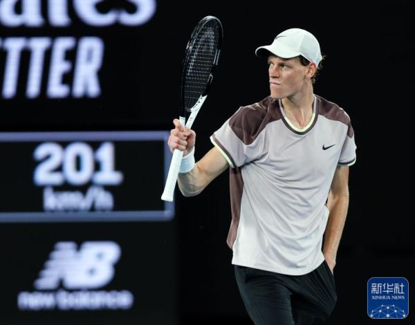 澳网：辛纳捧杯