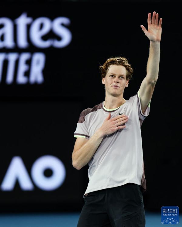 澳网：辛纳捧杯