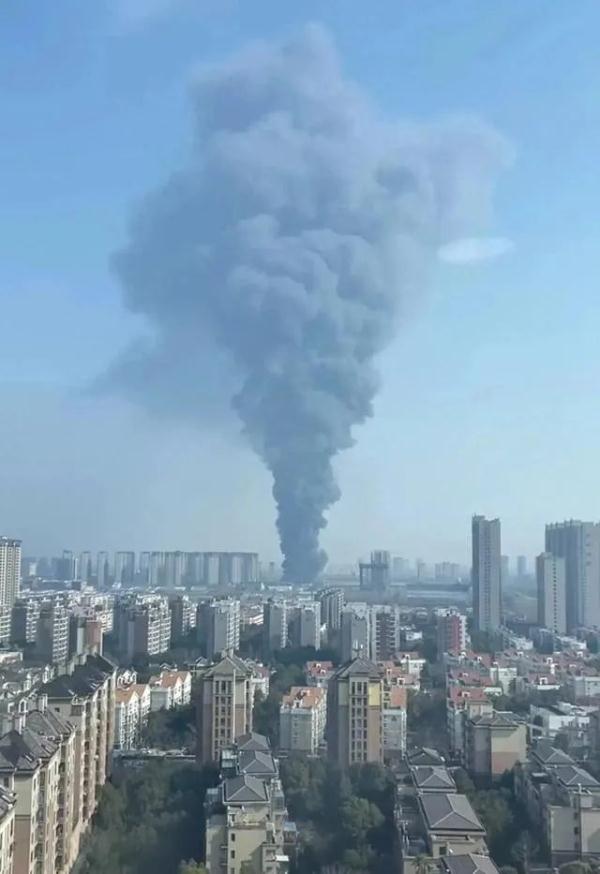 现场黑烟滚滚!河南一仓库突发火灾,消防通报 现场黑烟滚滚!河南一仓库突发火灾,消防通报