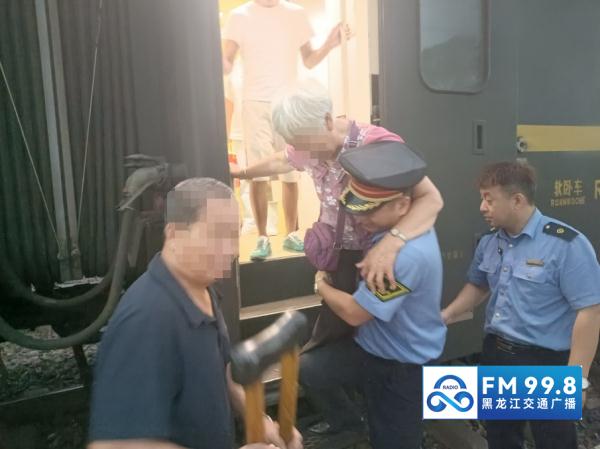 泪奔!在火车上,他们唱起了歌…… 泪奔!在火车上,他们唱起了歌……