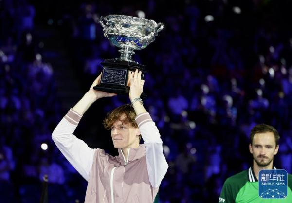 澳网：辛纳捧杯