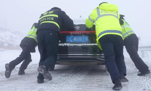 一线感受昭通高寒山区民警抗冰保通