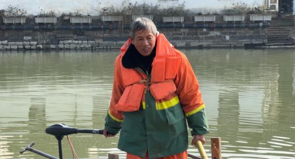 70岁!30秒!河道保洁员救起10个月大的婴儿 70岁!30秒!河道保洁员救起10个月大的婴儿