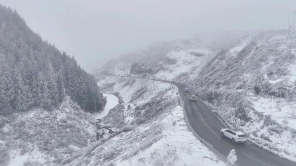 一线感受昭通高寒山区民警抗冰保通